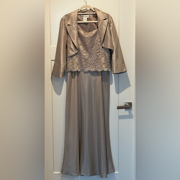 Jessica Howard Dresses & Skirts - Jessica Howard Shiny Taupe Lace Dress w/Jacket Wedding Guest or Special Event